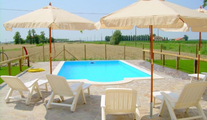 Cozy Holiday Home in Ariano nel Polesine with Swimming Pool