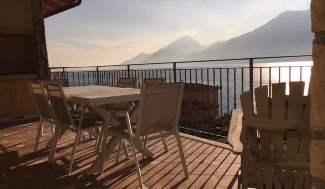 Appartamento DELUXE 1 con vasca idromassaggio vista Lago di Garda, riscaldata, privata e utilizzabile tutto l'anno