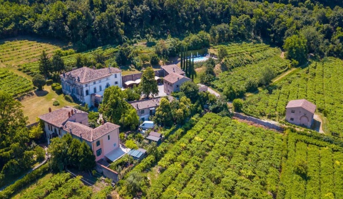 Villa Faccioli Deodara With Shared Pool