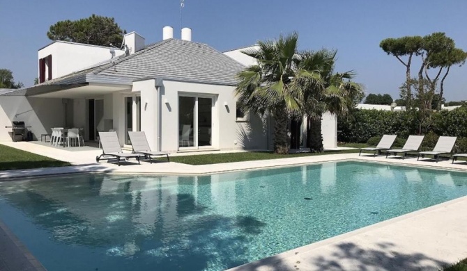 Modern Villa with Private Pool in Isola Albarella