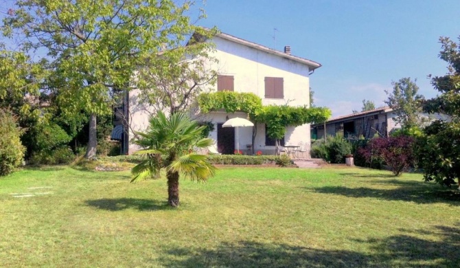 Cosy detached house, 4 km far from Lake Garda, big private garden with terrace